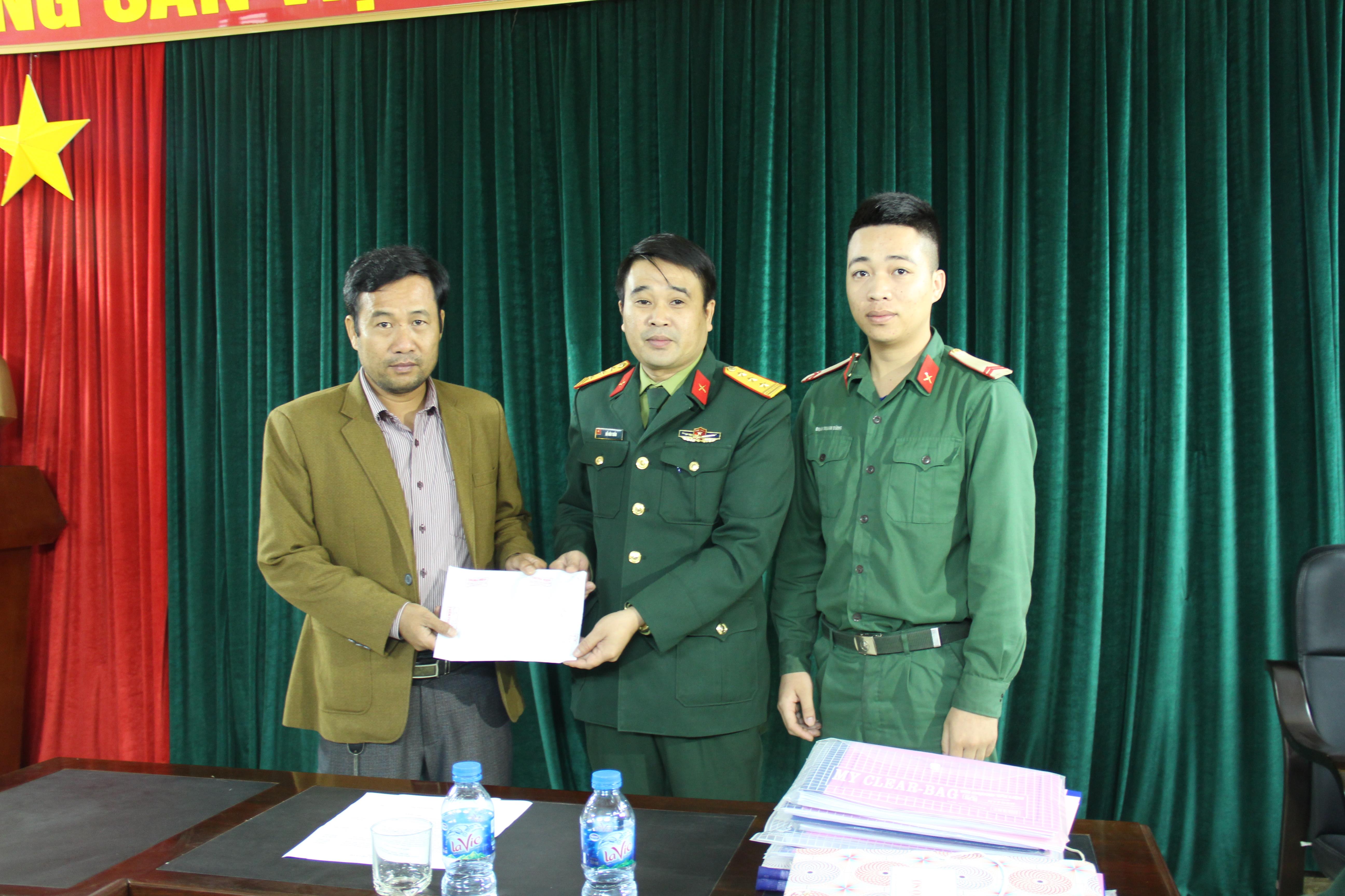 Chiến sĩ nhặt được của rơi trả người đánh mất

