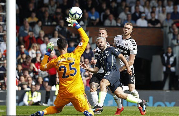 Man City vươn lên ngôi đầu giải Ngoại hạng Anh