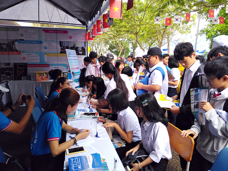 Gần 10.000 học sinh tham gia Ngày hội tư vấn tuyển sinh giáo dục nghề nghiệp năm 2019

