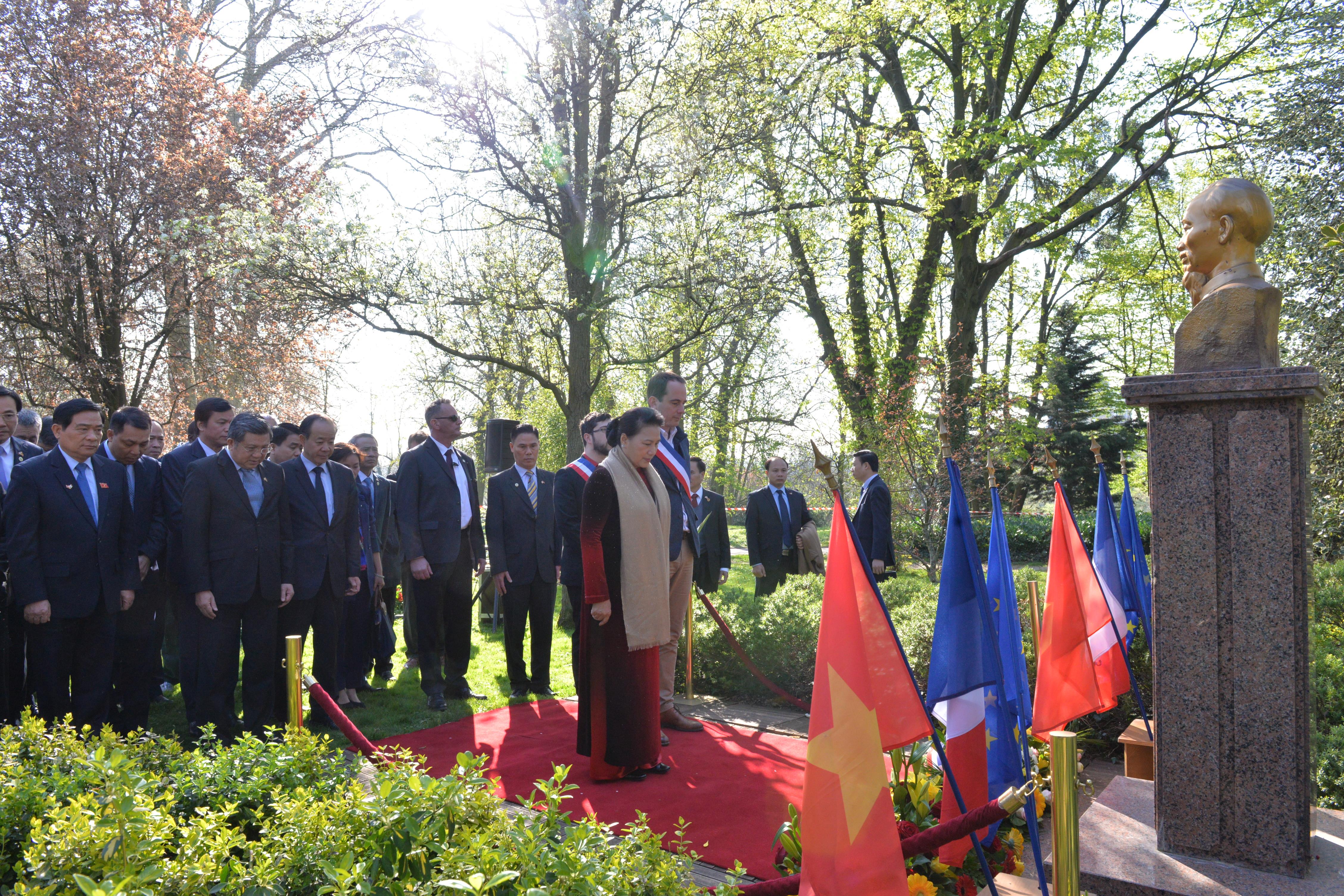 Chủ tịch Quốc hội Nguyễn Thị Kim Ngân bắt đầu thăm chính thức Cộng hòa Pháp