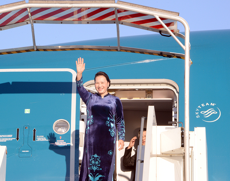 Chủ tịch Quốc hội Nguyễn Thị Kim Ngân đến Thủ đô Paris, bắt đầu thăm chính thức Cộng hòa Pháp