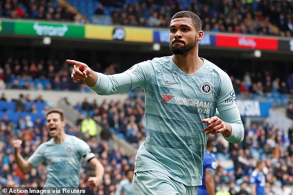 Chelsea vất vả đánh bại Cardiff