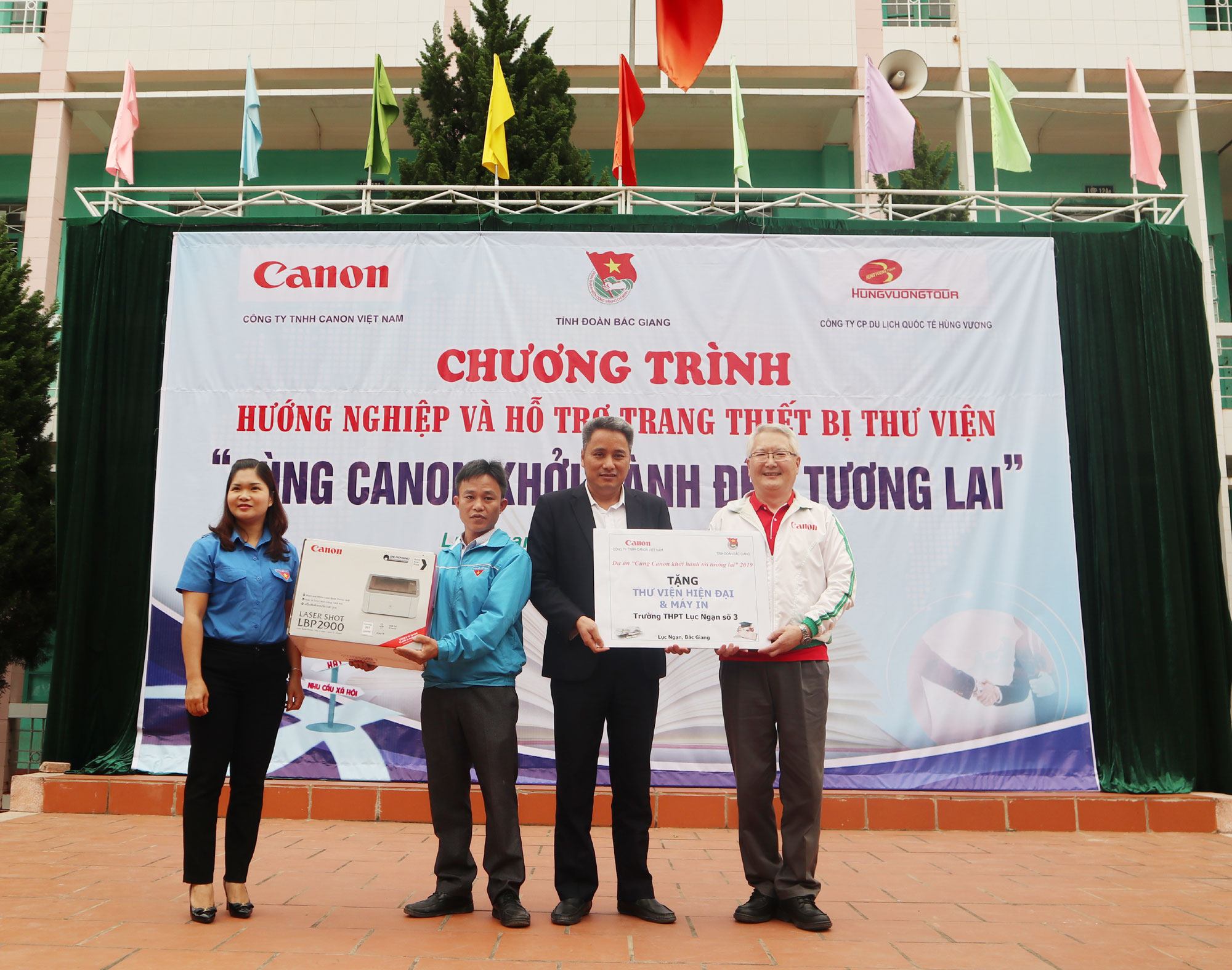 Canon Việt Nam hỗ trợ trang bị thư viện các trường THPT