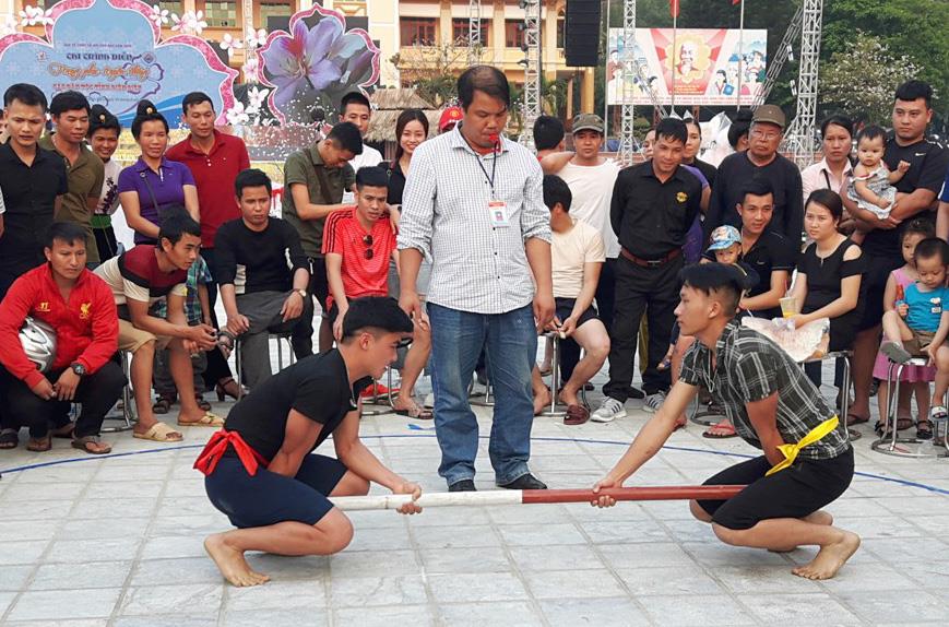 Hấp dẫn Lễ hội hoa ban Điện Biên