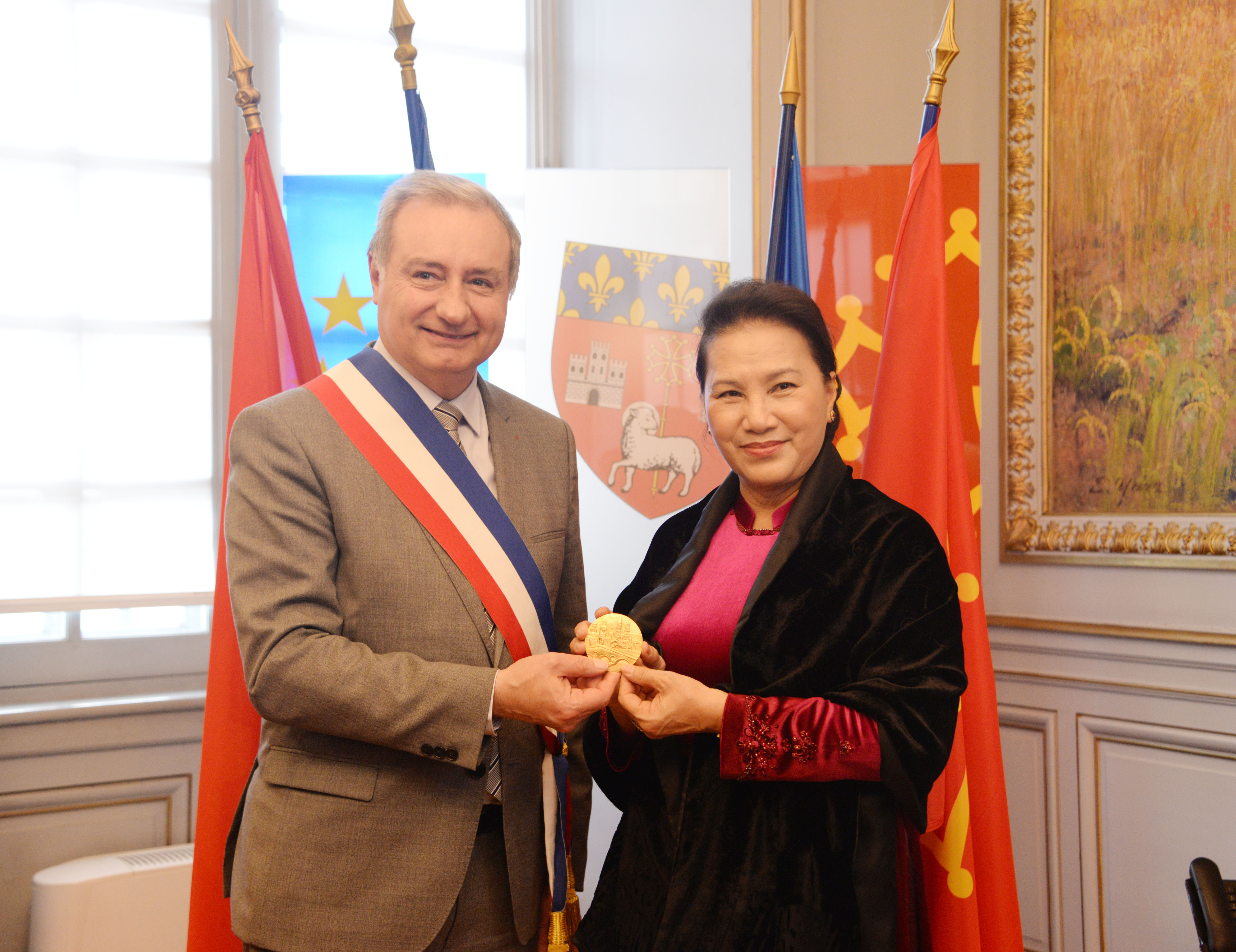 Chủ tịch Quốc hội Nguyễn Thị Kim Ngân gặp Thị trưởng thành phố Toulouse, Pháp