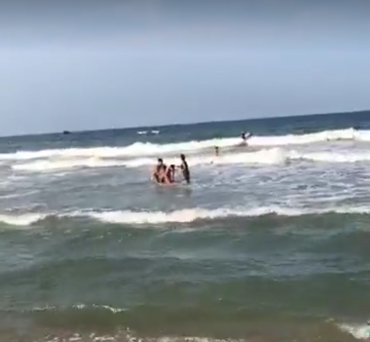 Bộ đội Biên phòng Quảng Nam cứu sống 2 học sinh bị đuối nước