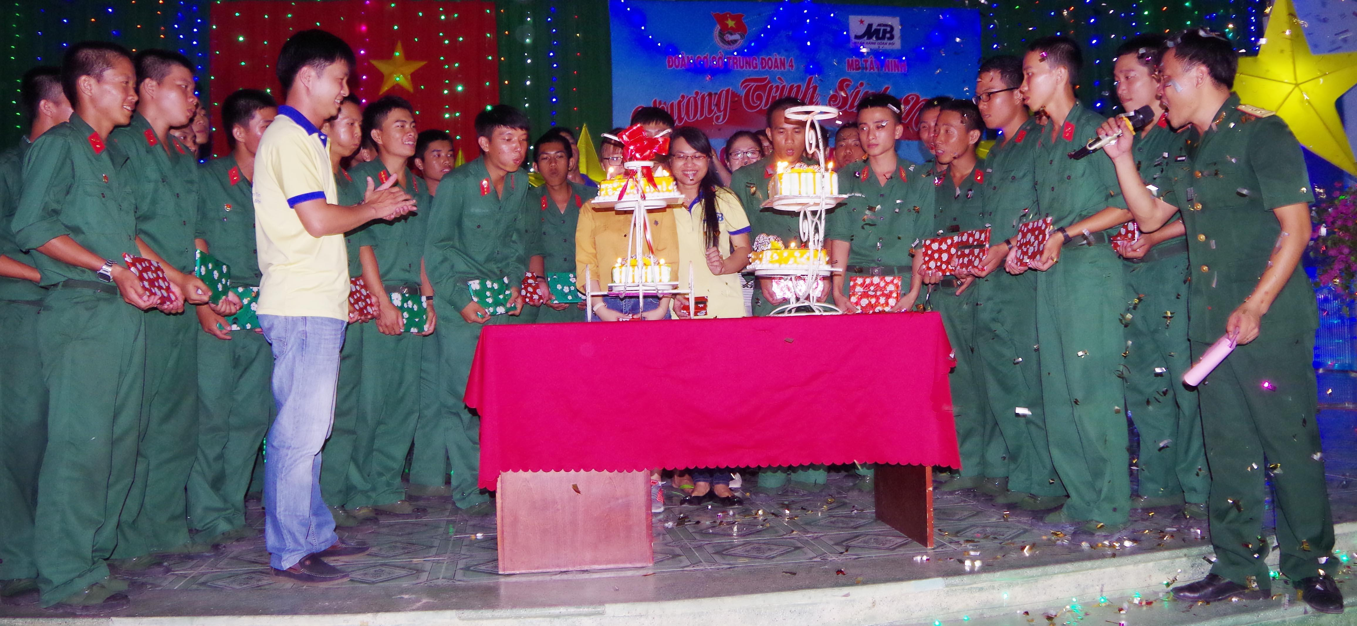 Hào hứng với sinh nhật tập thể