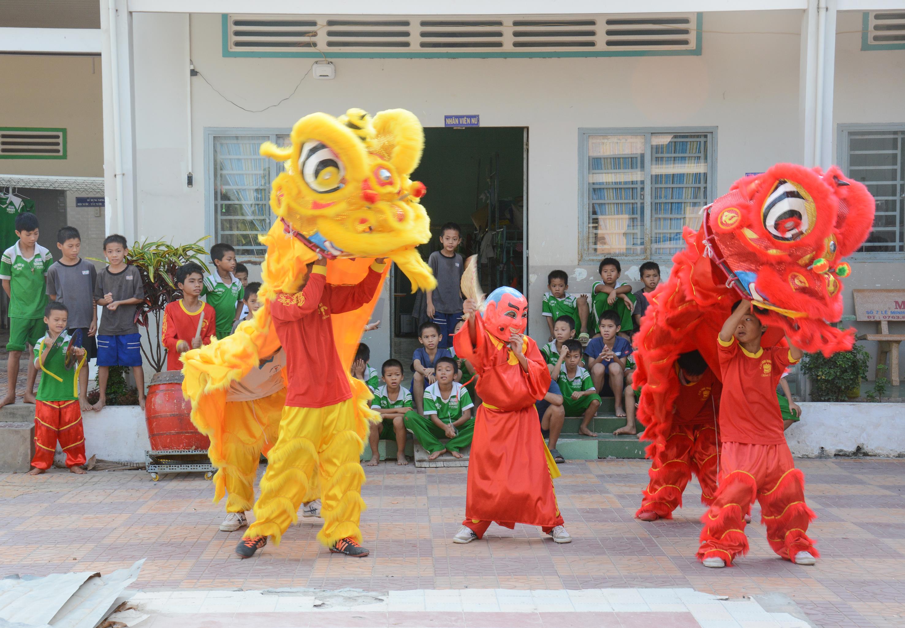 Đội múa lân của trẻ mồ côi