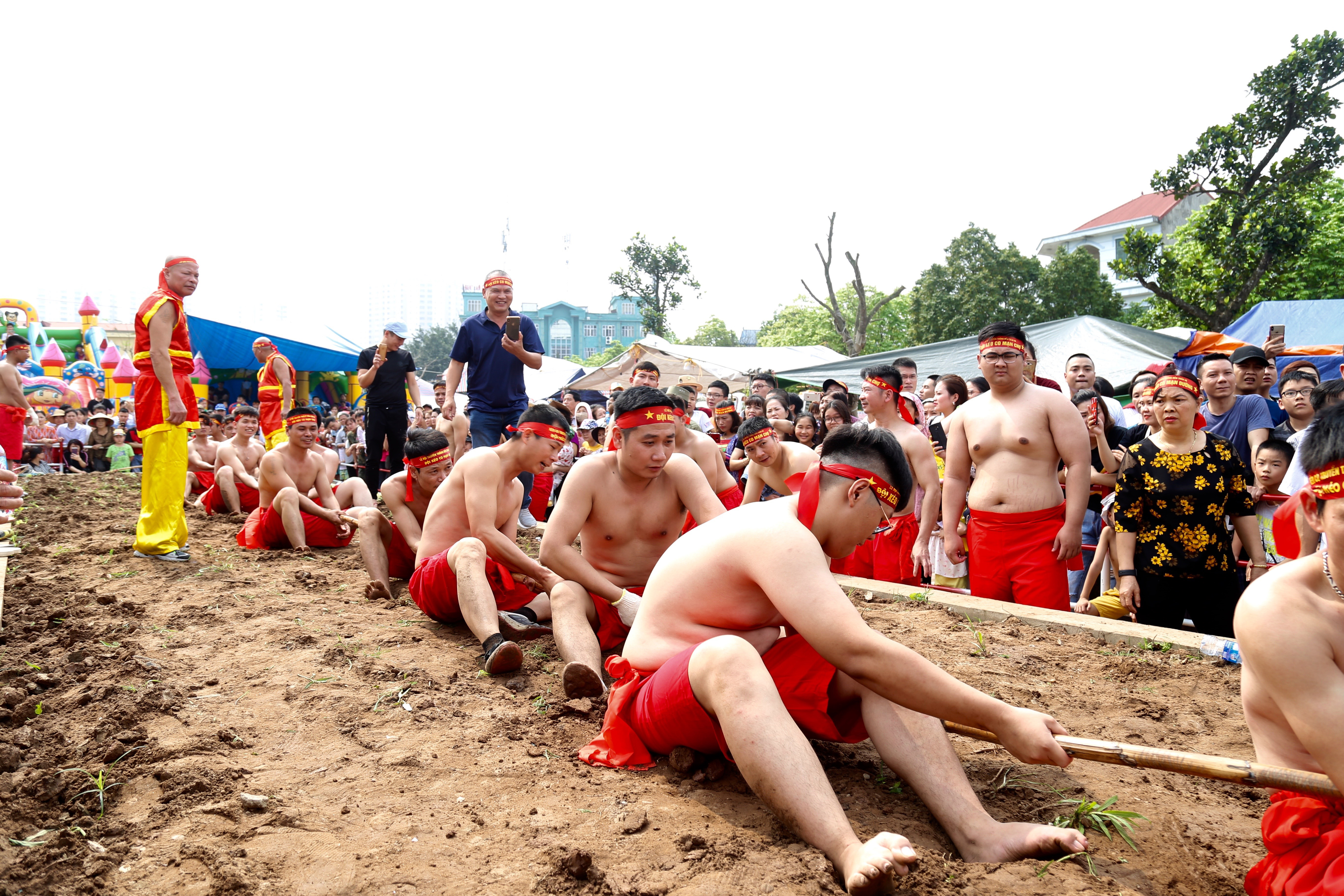 Nghi lễ kéo co ngồi đón nhận Bằng di sản văn hóa phi vật thể do UNESCO trao tặng