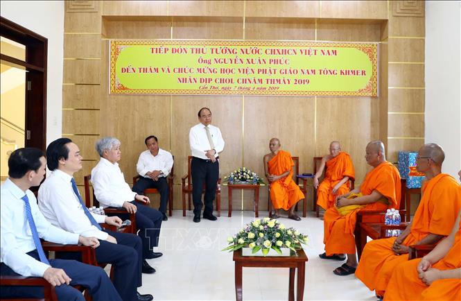 Thủ tướng thăm, chúc Tết Chôl Chnăm Thmây tại Học viện Phật giáo Nam tông Khmer