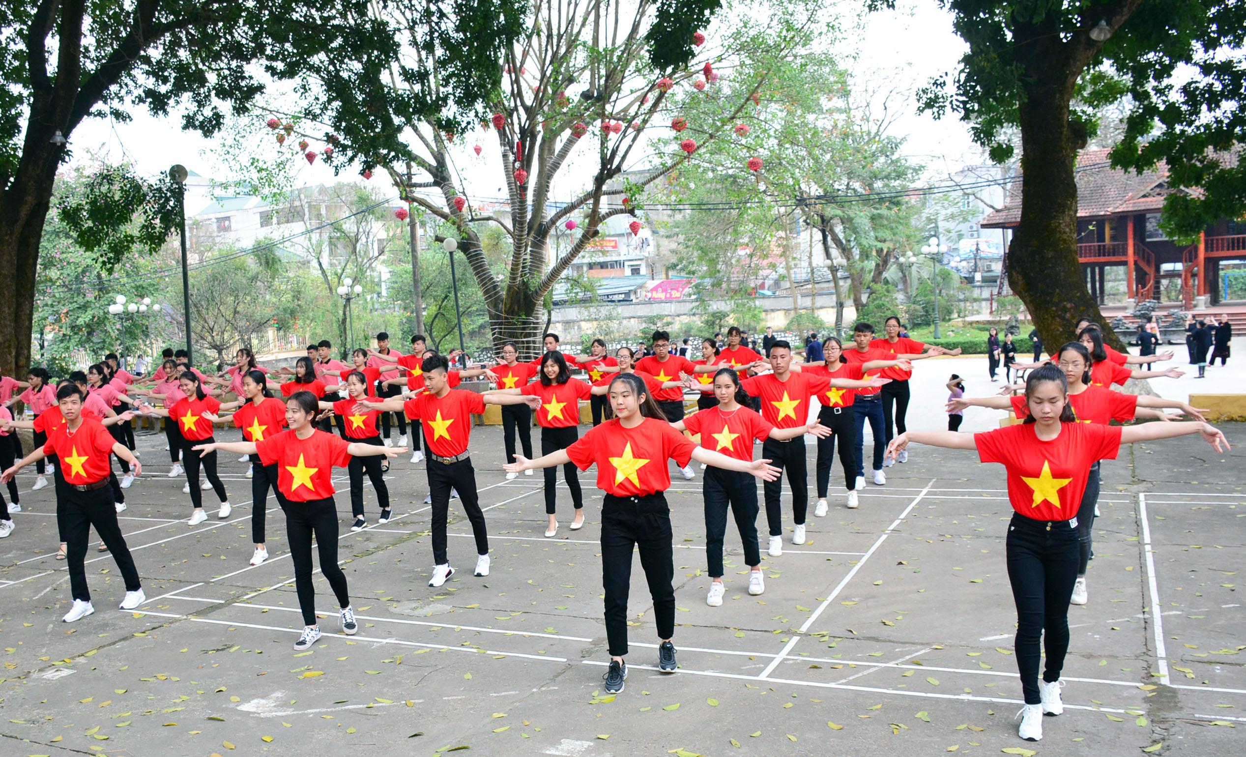 Để giới trẻ không bị nhầm thần tượng