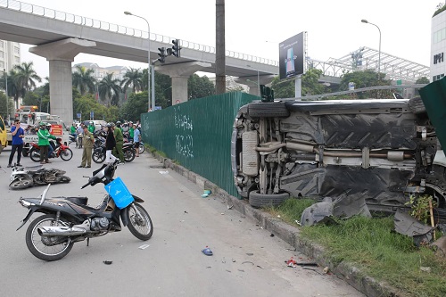 Hà Nội: Ô tô đâm hàng loạt xe máy tại ngã tư Mai Dịch

