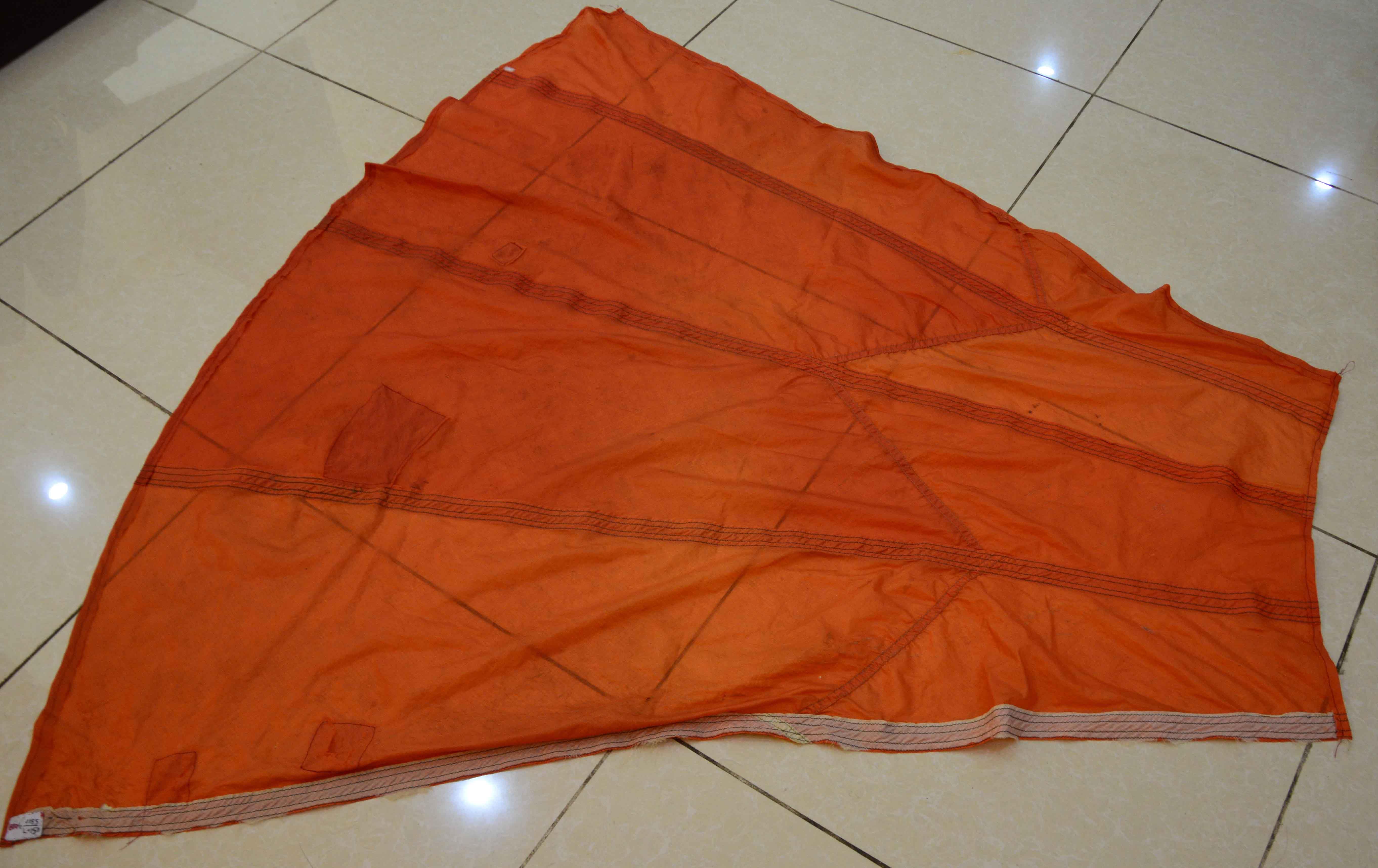 Mảnh dù màu đỏ từ chiến trường Điện Biên Phủ