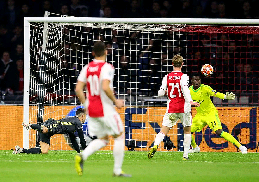 Ajax hòa Juve, Barca thắng tối thiểu MU