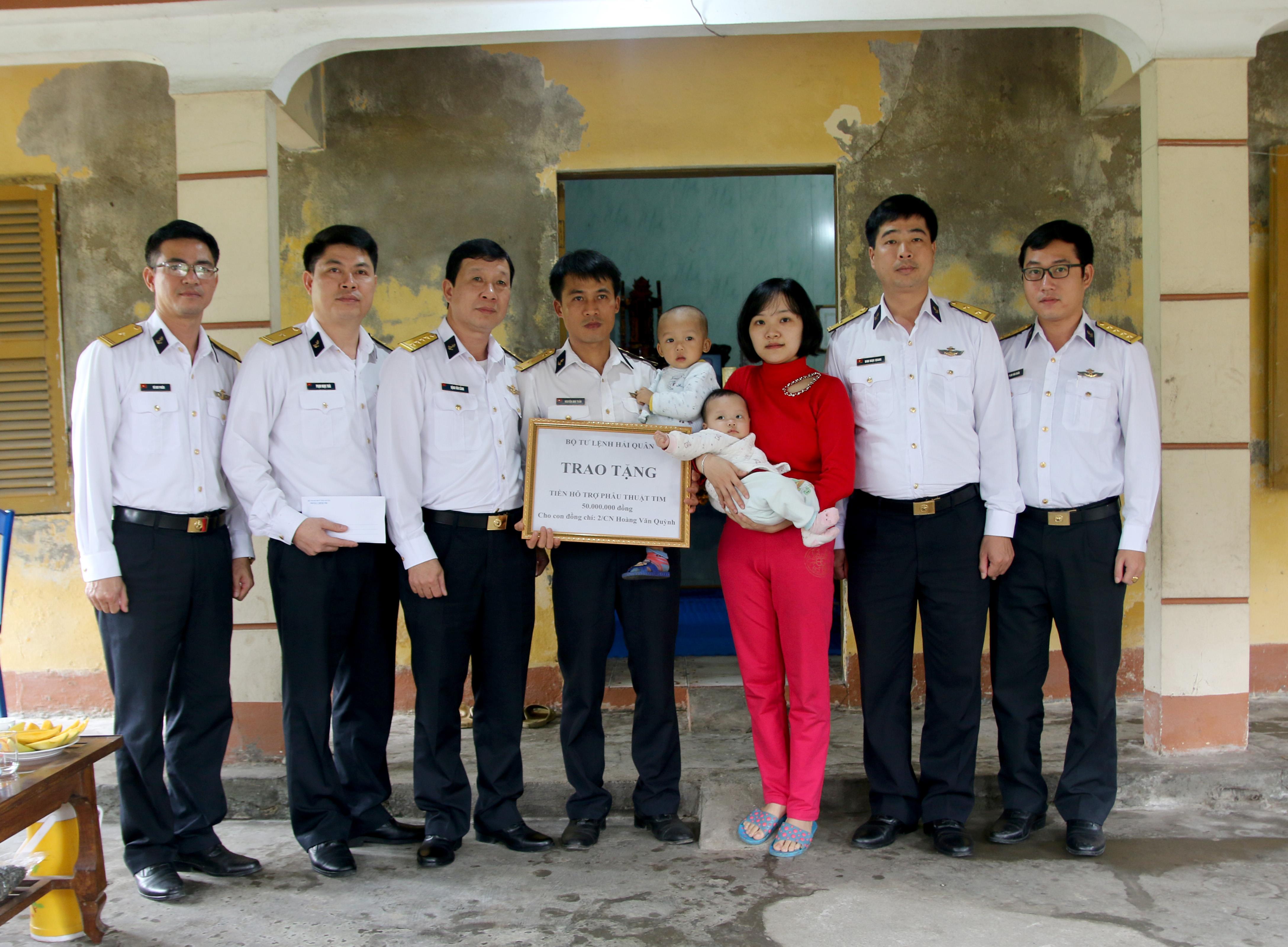 Nghĩa cử nhân văn của bộ đội hải quân