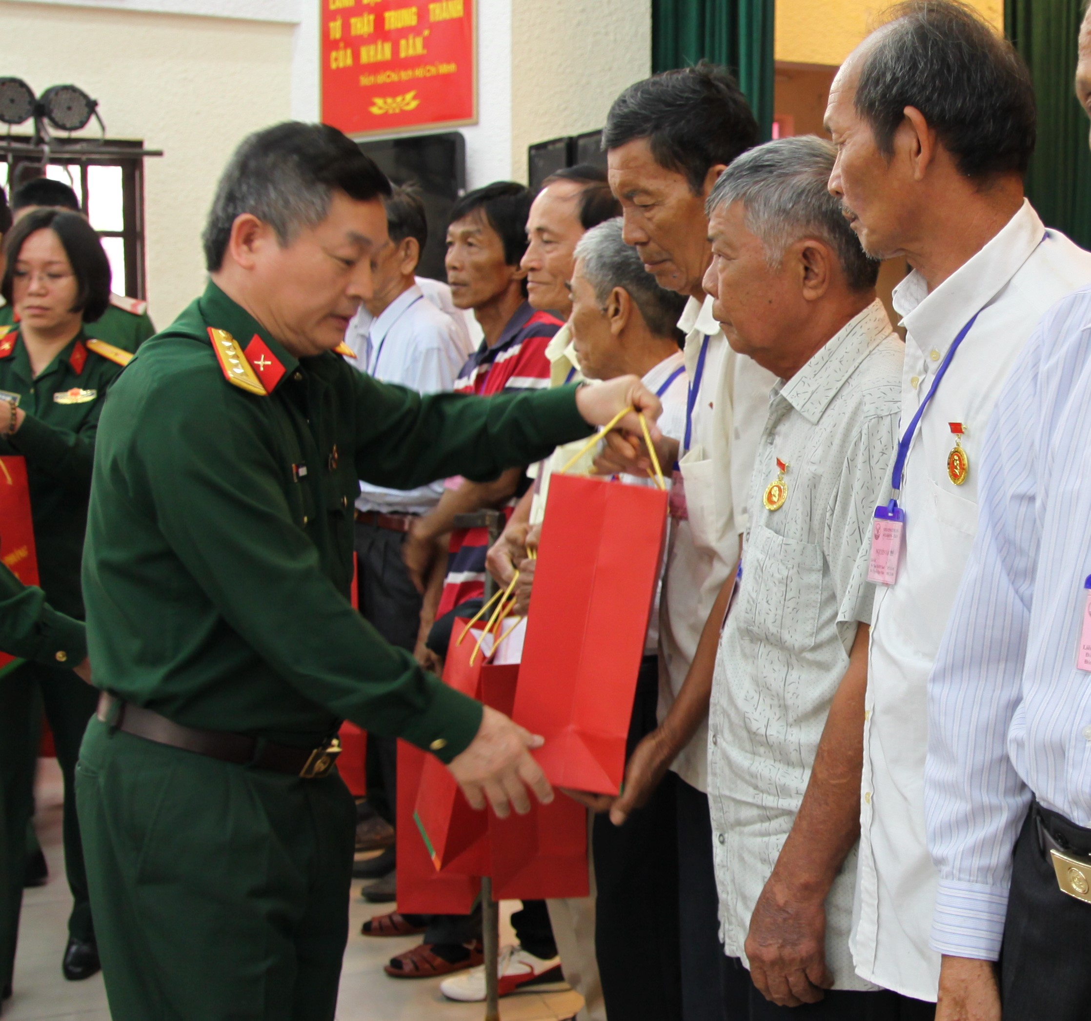 Chăm lo ngày càng tốt hơn đời sống vật chất, tinh thần với người có công