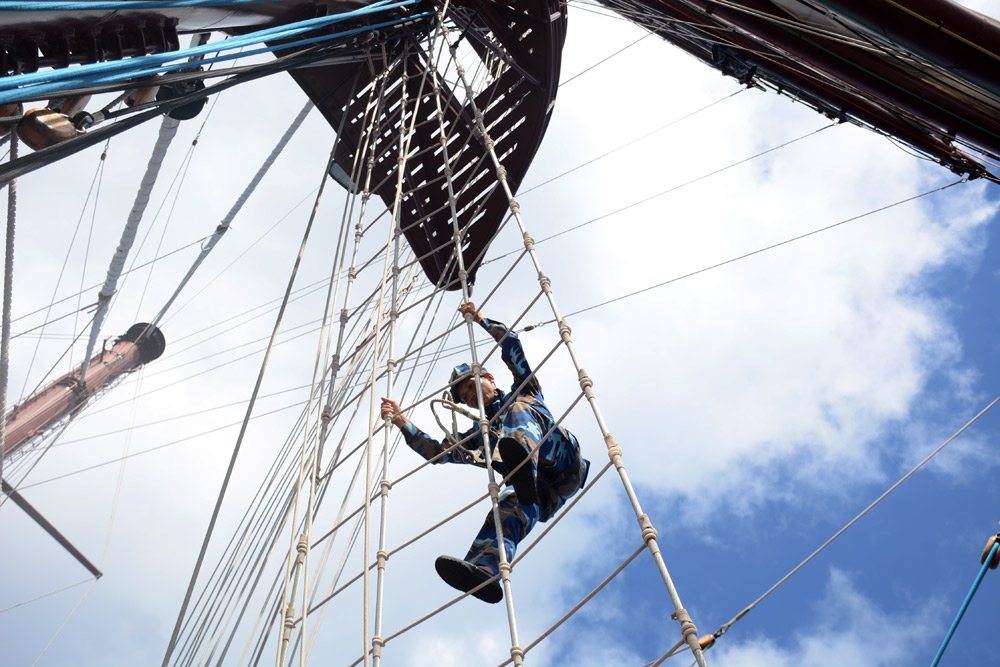 Từng động tác được thực hiện thuần thục, chính xác, nhằm bảo đảm an toàn trong huấn luyện.