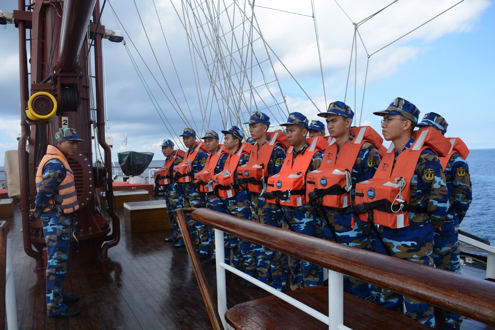 Giao nhiệm vụ cho các thành phần trước khi tác nghiệp buồm.