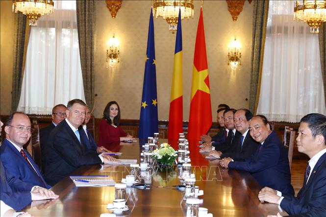 Thủ tướng Nguyễn Xuân Phúc hội kiến các nhà lãnh đạo Romania

