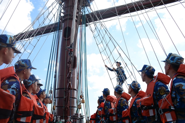 Tàu buồm 286/Lê Quý Đôn huấn luyện tác nghiệp buồm, chống cướp biển

