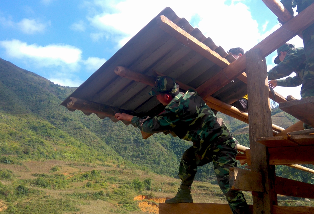 Giúp dân bản di chuyển chuồng trại ra khỏi gầm nhà sàn.