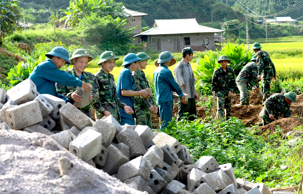 Giúp gia đình ông Lò Văn Tờ, xóm Nậm Đông, xã Cần Nông dựng nhà mới.