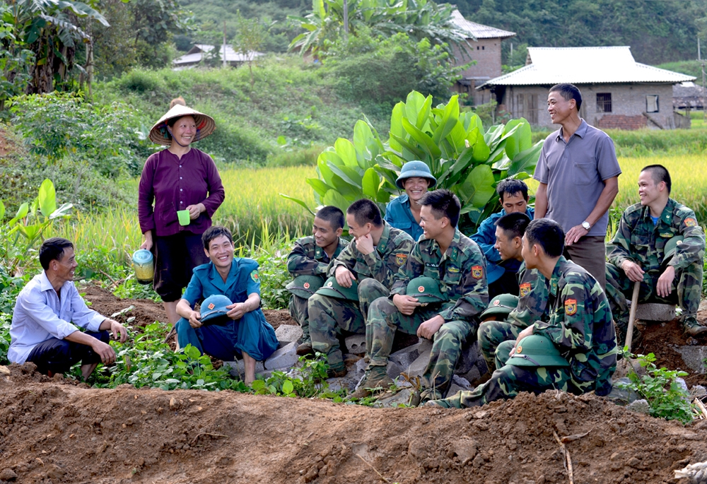 Ấm áp tình quân dân nơi biên giới.