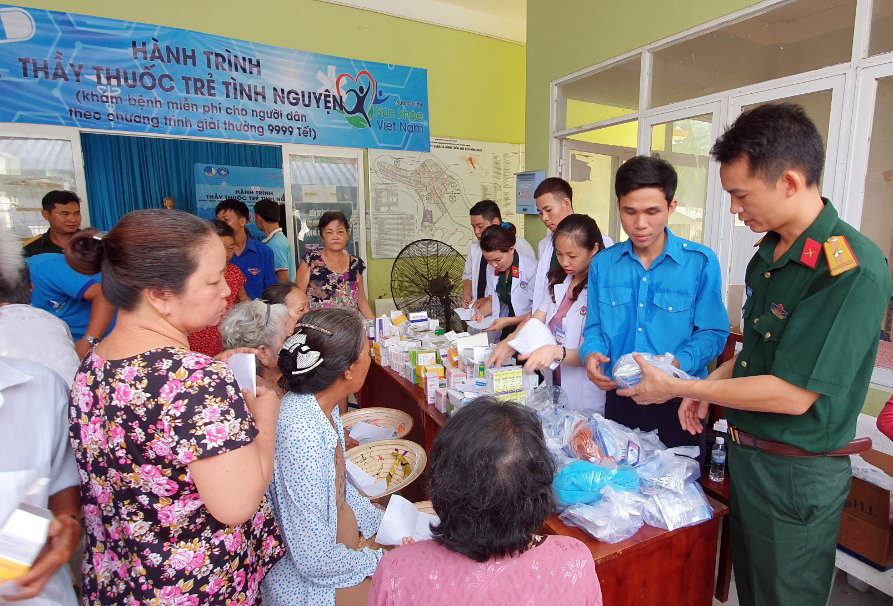 Bệnh viện Quân y 175 khám bệnh, cấp thuốc miễn phí người dân huyện Cần Giờ

