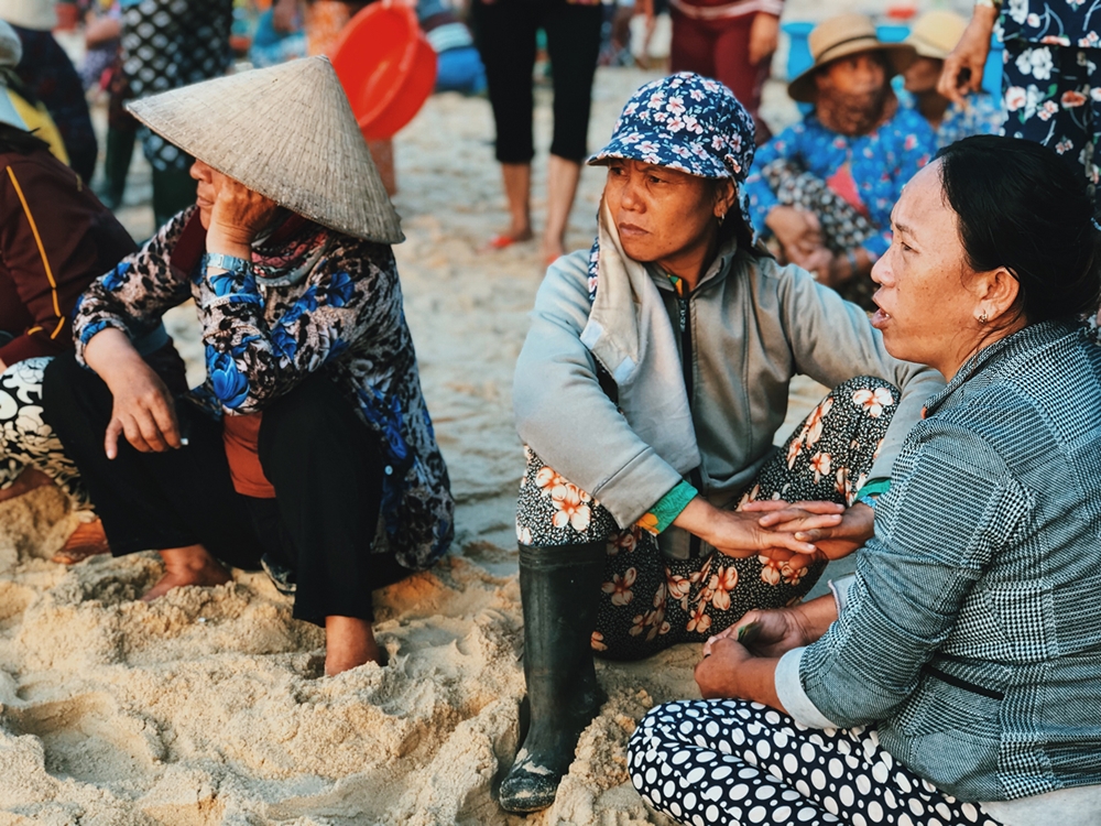 Những người đi chợ cá đa phần là phụ nữ