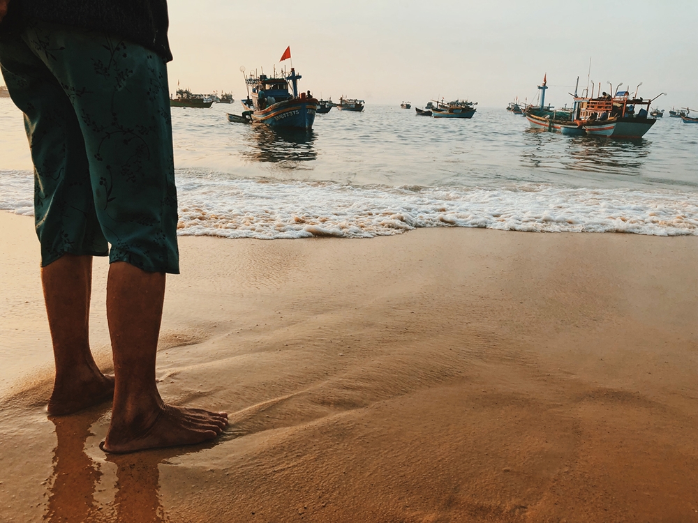 Người dân chờ tàu đánh bắt ngoài khơi về neo đậu