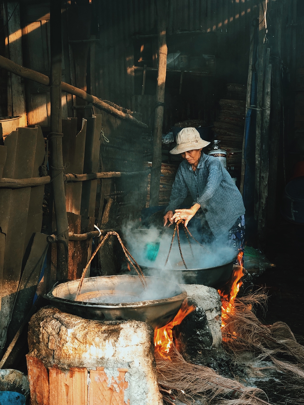 Hải sản tươi sống được chế biến để làm thành đồ khô