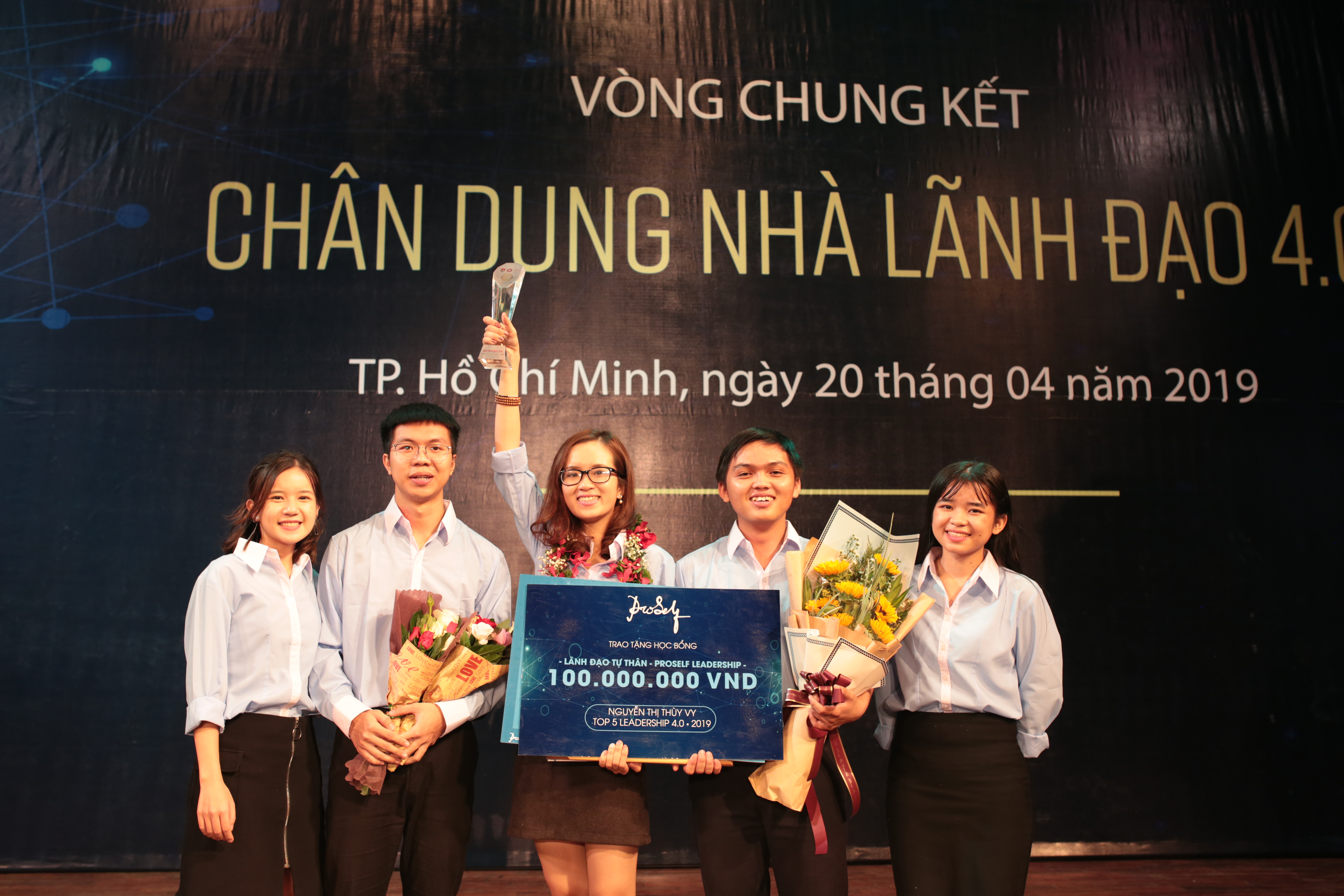 Nguyễn Thị Thùy Vy đăng quang Cuộc thi học thuật Leadership 4.0 – 2019

