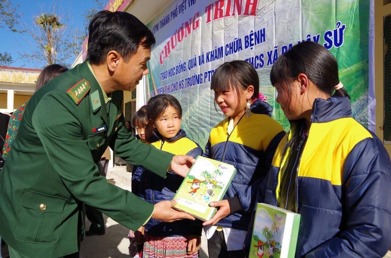 Chính ủy nặng lòng với dân nghèo vùng biên