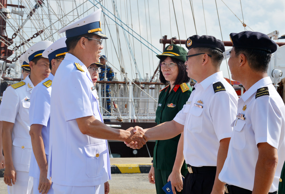 Hải quân Singapore đón Tàu buồm 286/Lê Quý Đôn cập cảng Changi