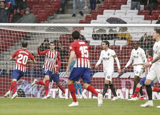 Atletico ngăn cản Barca lên ngôi vô địch La Liga sớm