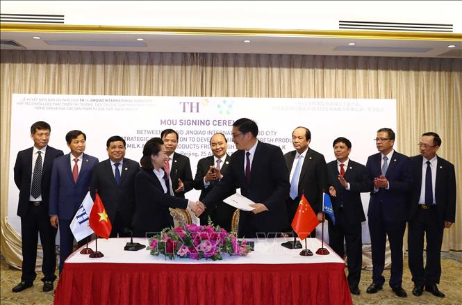 Thủ tướng Nguyễn Xuân Phúc dự Lễ ký kết hợp tác phát triển thị trường sản phẩm sữa Việt Nam tại Trung Quốc