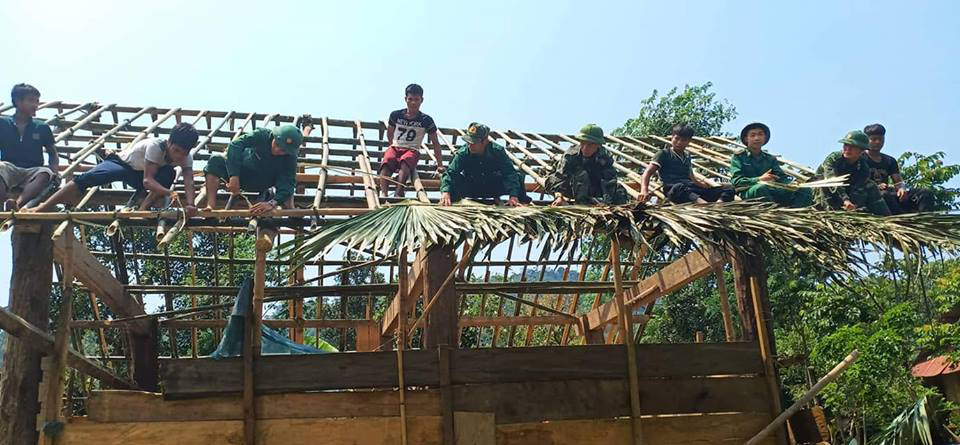 Bộ đội Biên phòng tỉnh Nghệ An giúp dân khắc phục hậu quả lốc xoáy