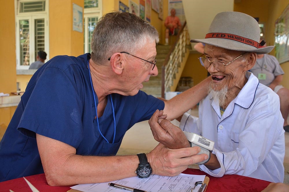 Ông Trần Văn Tách, 93 tuổi, người dân tộc Cơ Tu chống gậy đến khám. Y tá Steve Scott hỏi thăm và khám sàng lọc cho ông trước khi chuyển ông tới các phòng khám chuyên khoa. Phần lớn người dân ở xã Thượng Lộ là người dân tộc Cơ Tu, những người cao tuổi như ông Tách nghe và nói tiếng Việt không tốt nên cũng khiến việc khám sàng lọc hơi khó khăn.