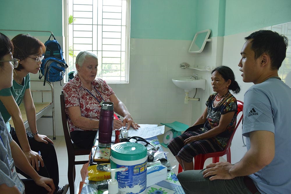 Có lúc các bác sĩ vừa khám vừa giảng giải cho sinh viên hoặc dừng lại để trả lời các câu hỏi mà sinh viên đặt ra.