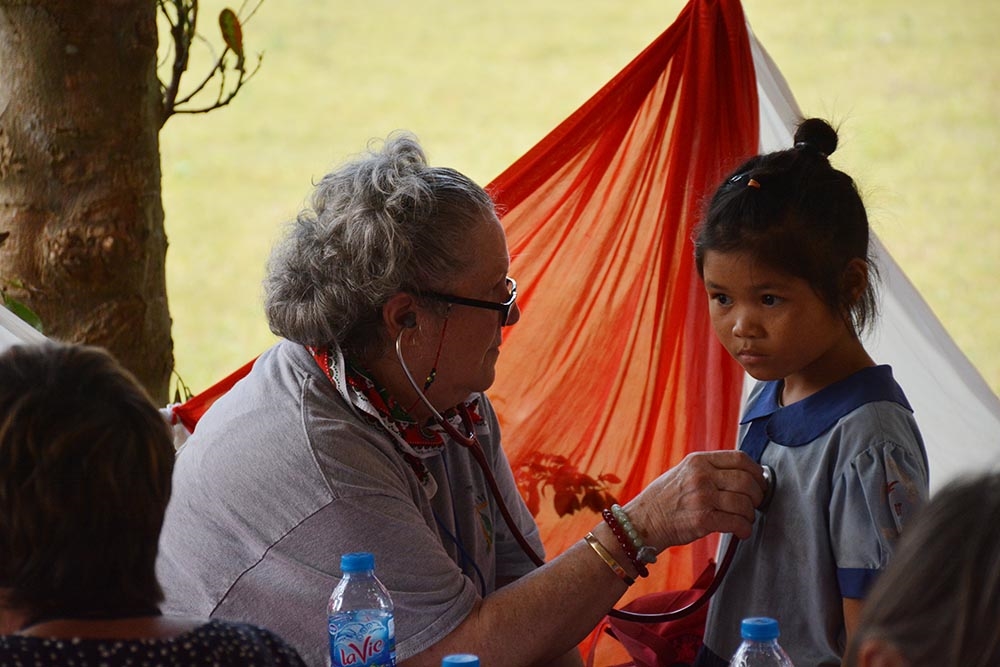 Rất nhiều em nhỏ cũng đến khám. Các hộ gia đình đến khám bệnh thường đi cả gia đình.