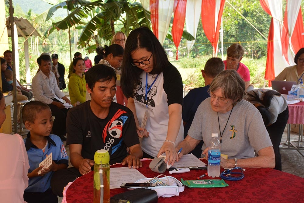 Nguyễn Ngọc Anh Thư, sinh viên trường Đại học Y Dược Huế, giúp phiên dịch. Việc phiên dịch đòi hỏi phải có vốn tiếng Anh chuyên môn và những đợt tham gia hoạt động tình nguyện cùng các bác sỹ Mỹ giúp các sinh viên như Anh Thư nâng cao trình độ chuyên môn và tiếng Anh của mình.