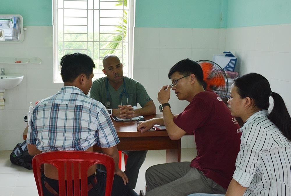 Các sinh viên Việt Nam luôn ngồi cạnh các bác sĩ người Mỹ để phiên dịch hoặc khám bệnh. Có lúc các bác sĩ cho sinh viên khám trước rồi nói lại và bác sĩ sẽ khám lại.