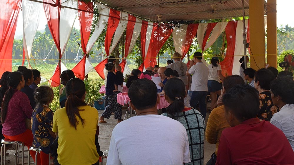 Người dân được phát giấy mời đến khám theo từng thôn để tránh quá tải và không bỏ sót trường hợp nào. Trung bình mỗi ngày đoàn khám và phát thuốc cho gần 200 người.