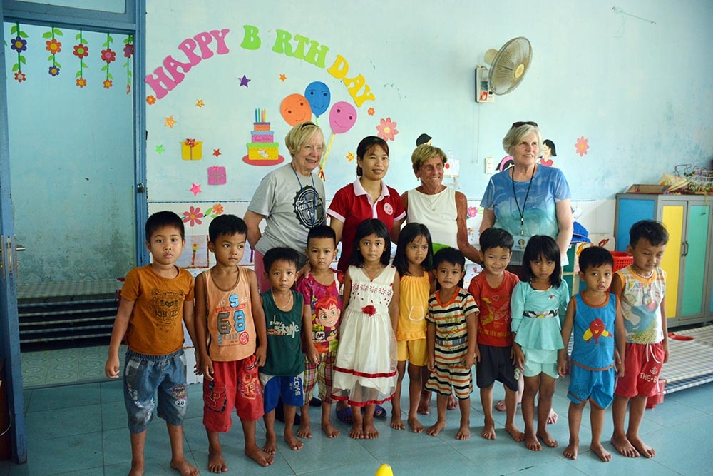 Các thành viên tranh thủ buổi trưa đi thăm Trường mầm non xã Tà Rinh gần đó. Đây là công trình được khánh thành năm 2010 với sự hỗ trợ tài chính của Vets With a Mission.