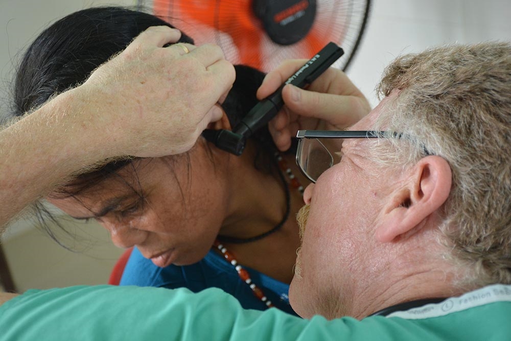 Bác sỹ Mike Bernardo khám cho một bệnh nhân. Những người như bác sĩ Mike Bernado có vai trò rất quan trọng trong đoàn bởi ngoài việc phải đóng góp như các thành viên khác, ông còn trực tiếp khám bệnh và trao đổi chuyên môn y khoa với sinh viên.