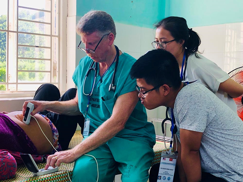 Tuy là khám bệnh lưu động nhưng các thiết bị lưu động mà đoàn mang theo cũng rất hiện đại và đủ cho công việc của họ. Những ca bệnh nặng sẽ được chuyển lên bệnh viện tuyến trên và thành viên của Vets With a Mission sẽ lên thăm, cùng khám tiếp và hỗ trợ một phần chi phí.