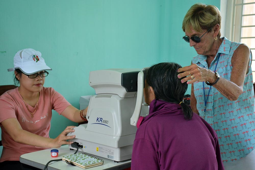 Những người không có trình độ y khoa cũng làm tốt việc hướng dẫn bệnh nhân khám bệnh. Hoạt động ở Việt Nam từ năm 1988 với số tiền tài trợ cho Việt Nam lên tới hơn 3 triệu USD, Vets With a Mission đã giúp đỡ được rất nhiều người dân nghèo. Có người trong số họ đã đến Việt Nam hơn 70 lần.