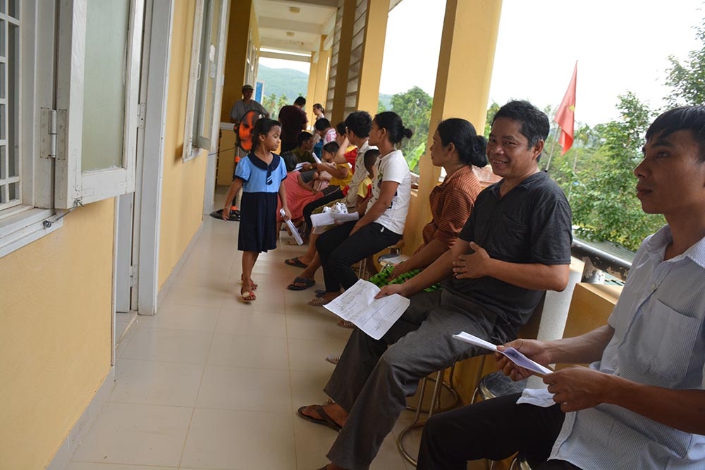 Người dân ngồi chờ đến lượt được vào khám. Số lượng gần 200 người tới khám mỗi ngày là quá nhiều so với công việc hàng ngày của các bác sĩ ở Mỹ nhưng họ vẫn miệt mài làm việc.