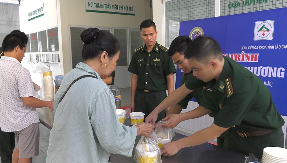 Bộ đội Biên phòng với chương trình Bát cháo tình thương

