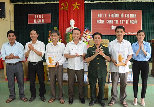 Hội Trường Sơn Ngành Chính trị thăm, tặng quà nhân dân xã Gio An (Quảng Trị)